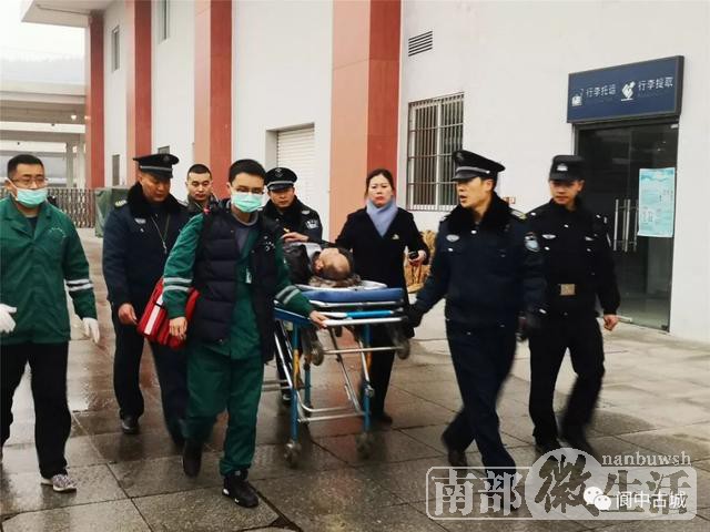 昨天，阆中站K544列车上一老年旅客病危，车站人员上演生死救援！